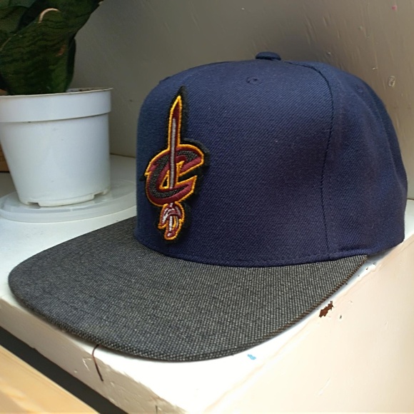 Mitchell & Ness Cleveland Cavaliers Snapback - Picture 2 of 3